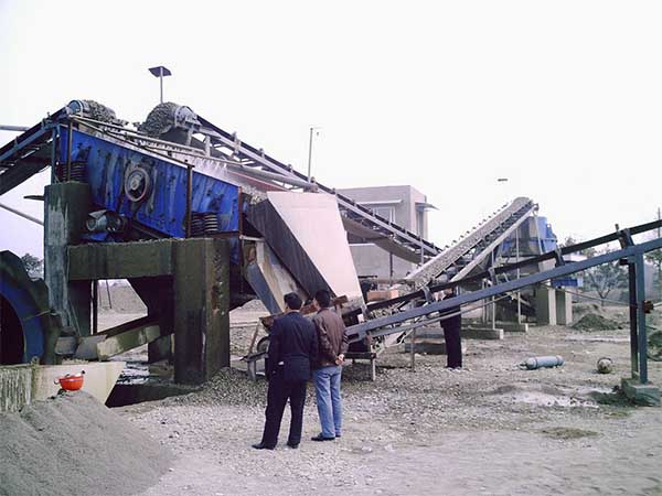 dewatering screen with sand recycling