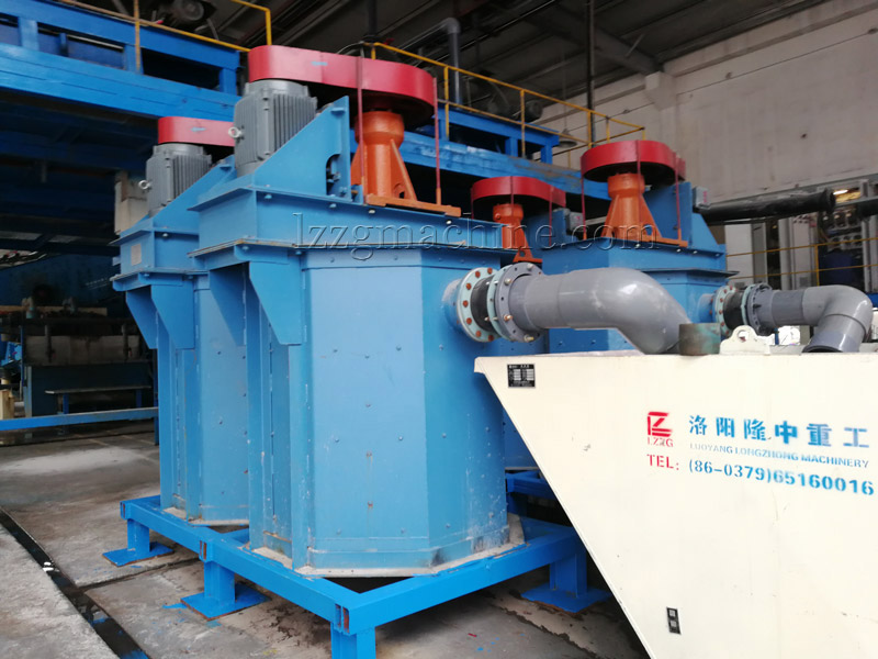 Scrubbing machine for silica sand