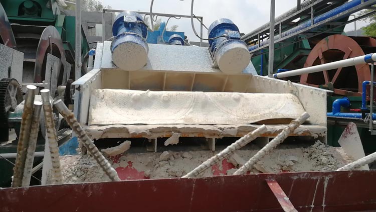 washed kaolin on dewatering screen